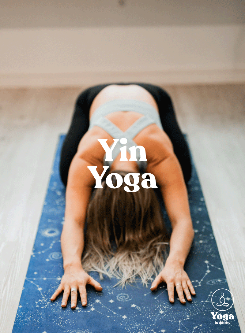Femme en position de Yin Yoga