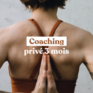 Photo d'une femme qui fait du yoga avec offre de coaching 3 mois écrit dessus