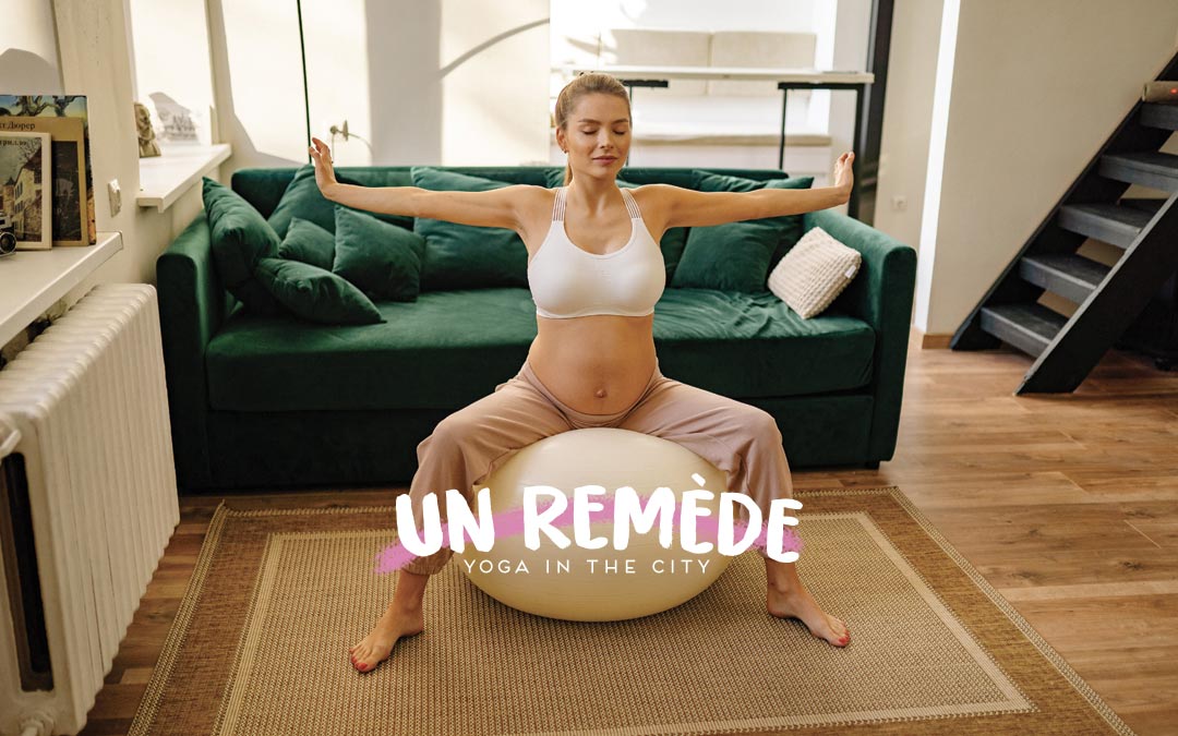 femme enceinte qui fait du yoga sur un ball