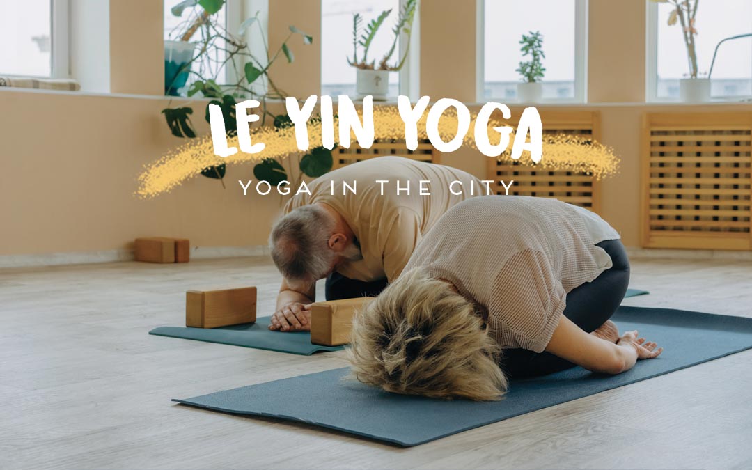 Deux personnes entrain de faire du Yin yoga