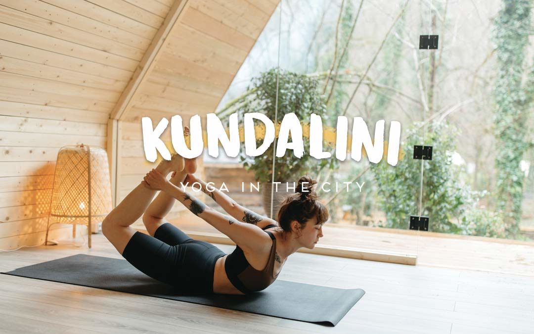 Femme qui fait du yoga Kundalini