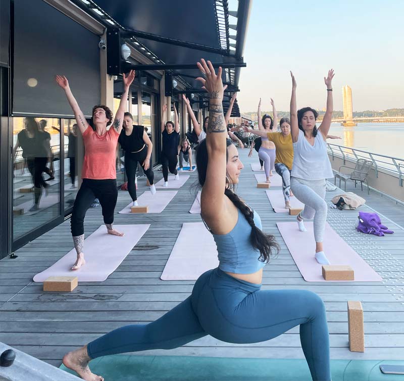 cours de yoga sur la terrasse de yoga in the city